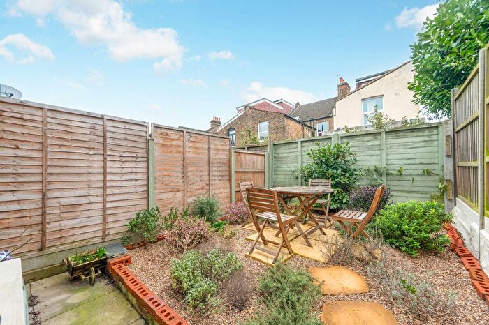 1 Bedroom Flat For Sale In Windsor Road, Willesden Green, London, NW2