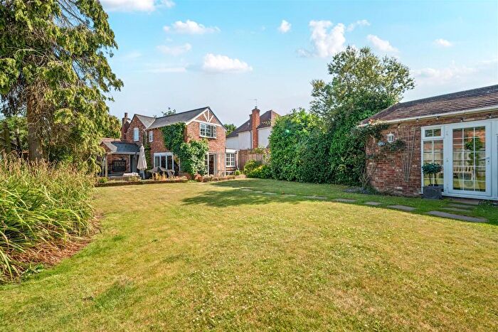 5 Bedroom Detached House To Rent In Pinkneys Drive, Maidenhead, SL6
