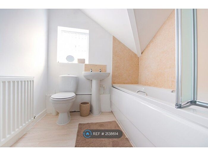 2 Bedroom Flat To Rent In Cross Hills, Kippax, Leeds, LS25