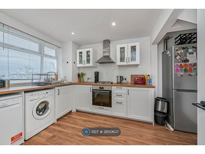 3 Bedroom Maisonette To Rent In Hyperion House, London, SW2