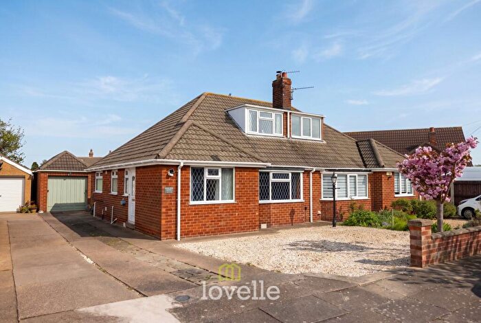 3 Bedroom Semi-Detached Bungalow For Sale In Eastbourne Way, Grimsby, DN33