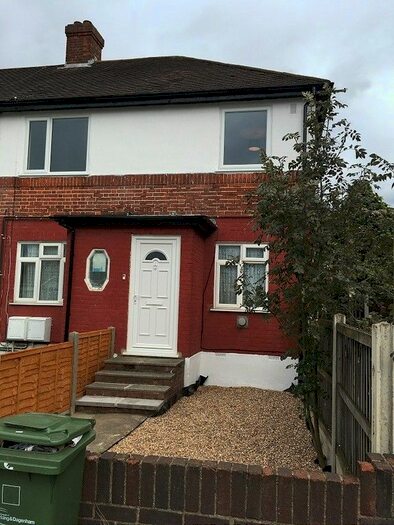 2 Bedroom Flat To Rent In Whalebone Lane South, Romford, RM6