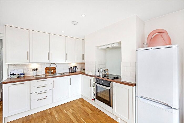 2 Bedroom Flat To Rent In Landor Road, Clapham, London, SW9