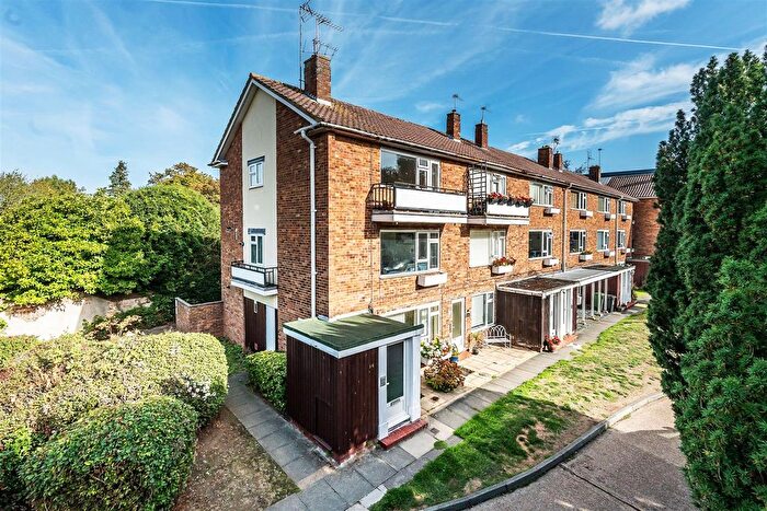 2 Bedroom Flat For Sale In Linden Court, Leatherhead, KT22