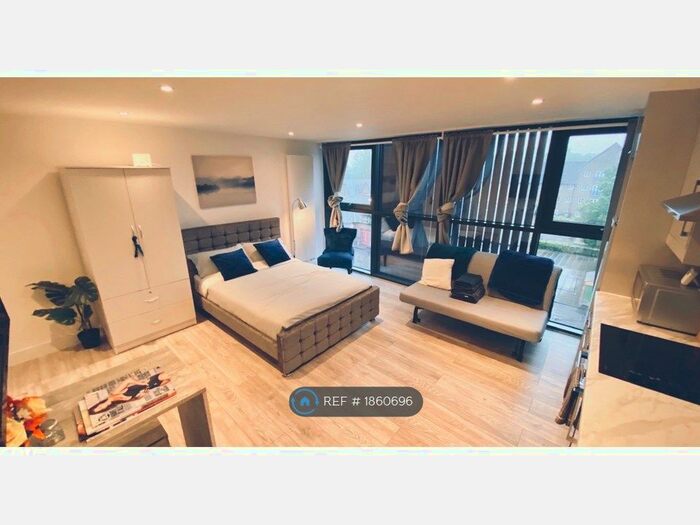 Studio To Rent In Brick Lane, London, E1