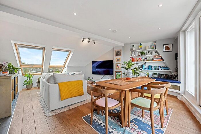 3 Bedroom Maisonette To Rent In Wendell Road, London, W12