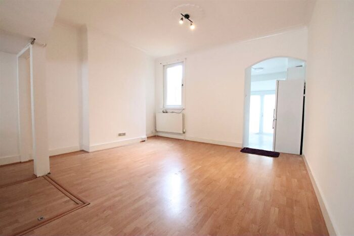 2 Bedroom End Of Terrace House To Rent In Oval Road, Croydon, CR0