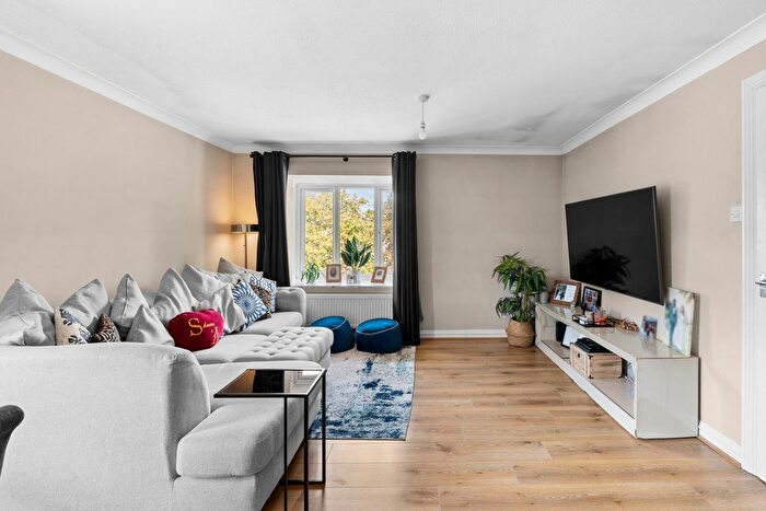 2 Bedroom Maisonette For Sale In Linton Glade, Croydon, CR0