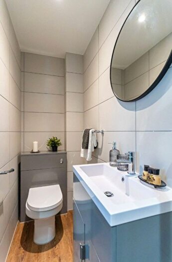 2 Bedroom Flat To Rent In Cross Street, Salford, Greater Manchester, M3