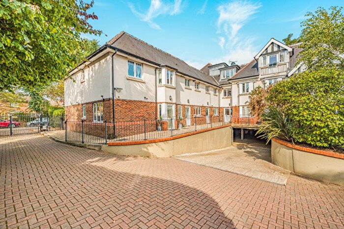 2 Bedroom Flat For Sale In Broadlands Avenue, Shepperton, Surrey, TW17