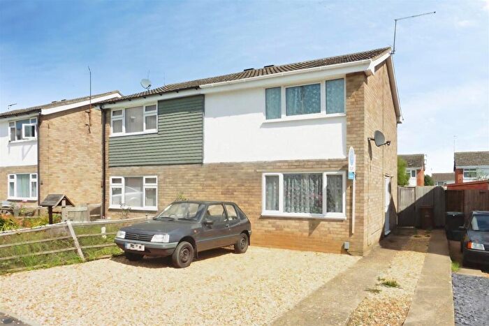 3 Bedroom Semi Detached House To Rent In Benedict Close, Rushden, Northants, NN10