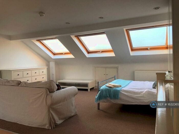 Studio To Rent In Dolphin Road, Slough, SL1