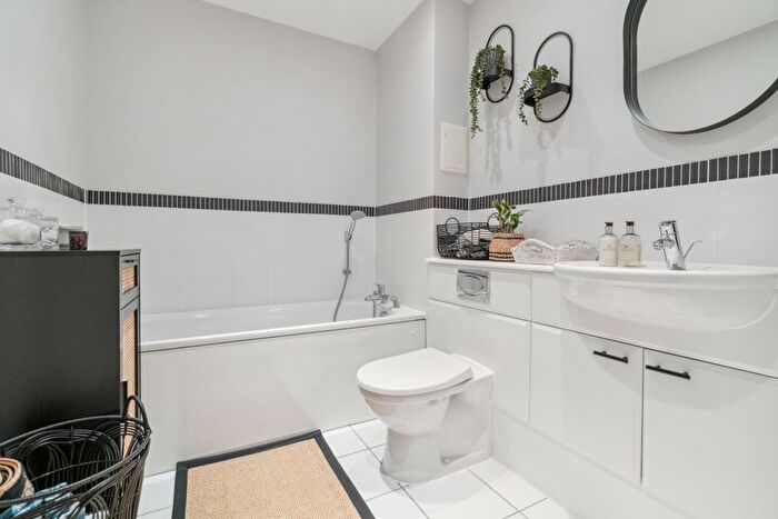 2 Bedroom Flat For Sale In Hedgerley Lane, Gerrards Cross, Buckinghamshire, SL9