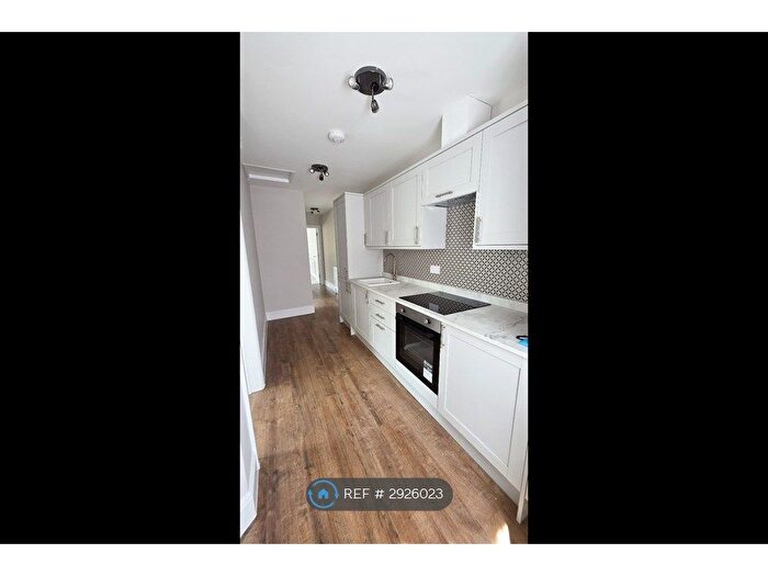 2 Bedroom Flat To Rent In Sunninghill, Ascot, SL5