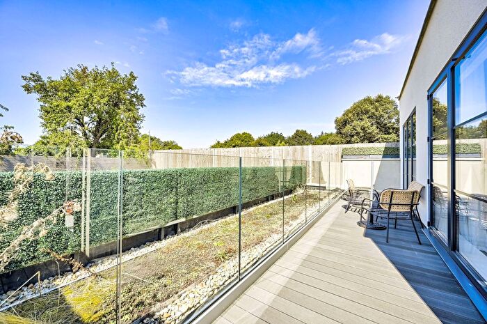 2 Bedroom Flat To Rent In Gunnersbury Avenue, Ealing, London, W5