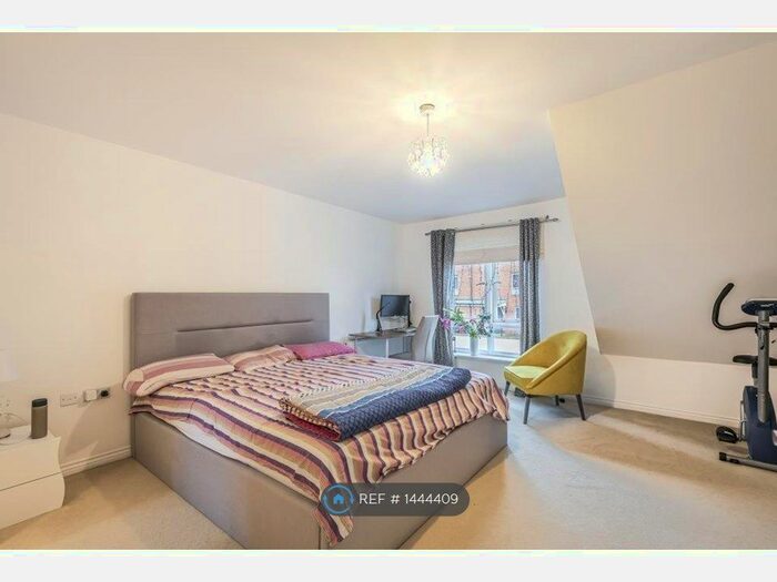 4 Bedroom Terraced House To Rent In Battle Square, Reading, RG30