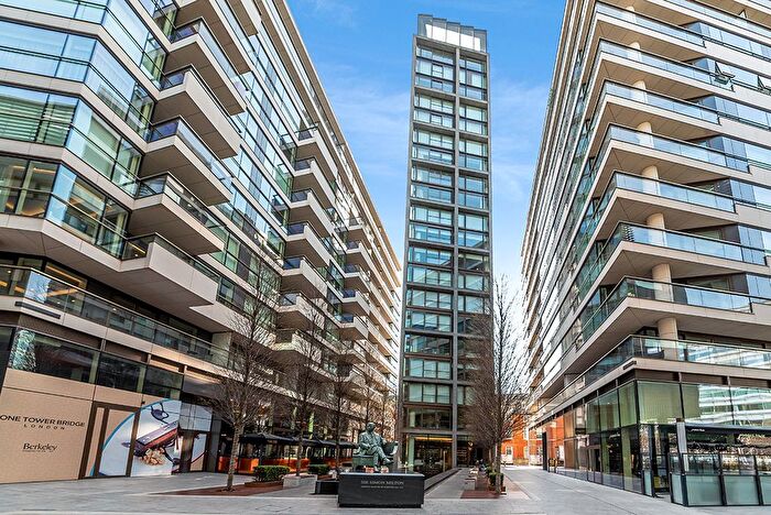 2 Bedroom Flat To Rent In Hanover House, Crown Square, London, SE1