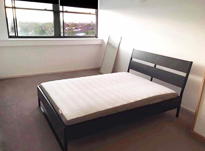 3 Bedroom Flat To Rent In Walworth Road, London, SE17