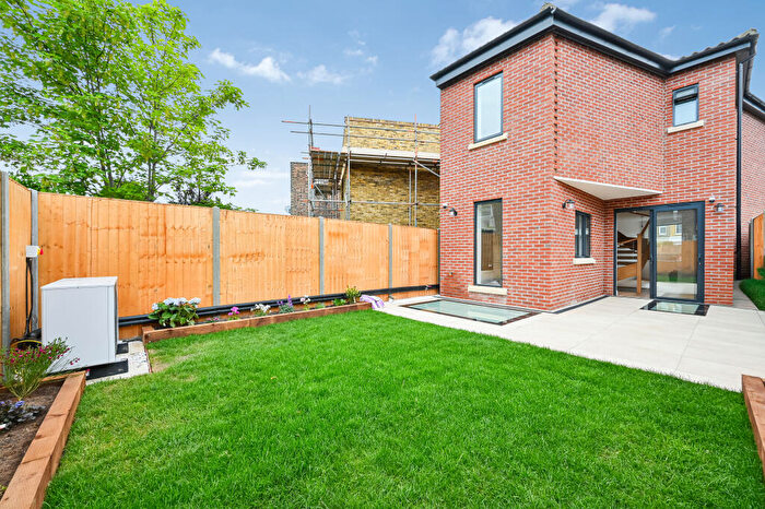 3 Bedroom Detached House For Sale In E, Kings Road, London, E11