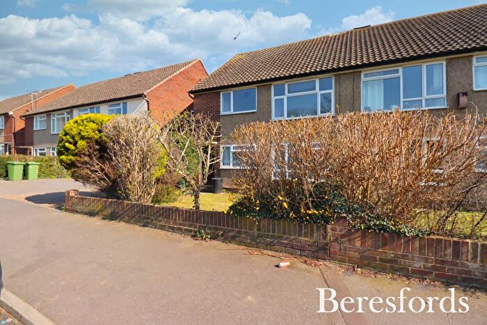 2 Bedroom Maisonette For Sale In Marlborough Gardens, Upminster, RM14