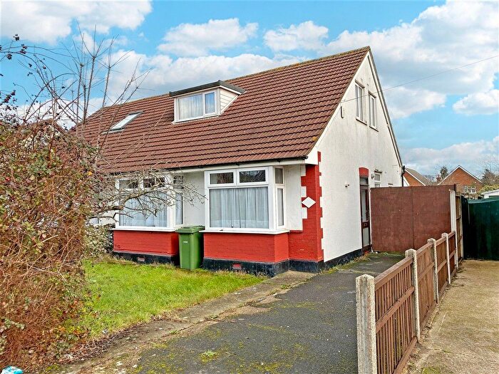 5 Bedroom Chalet For Sale In Lodge Lane, Romford, Essex, RM5