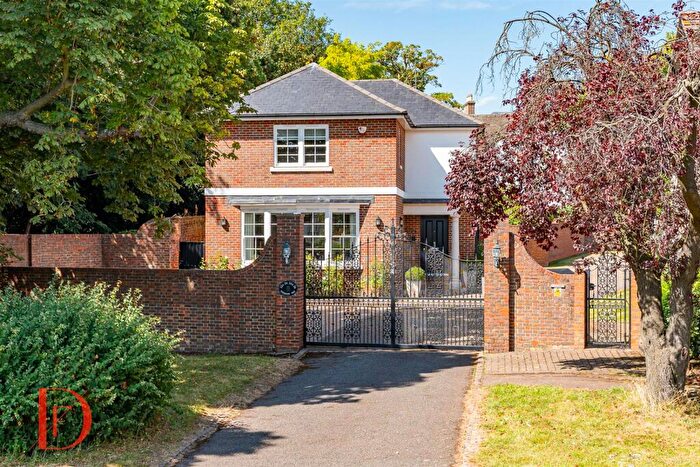 3 Bedroom Detached House For Sale In Meadow Way, Chigwell, IG7