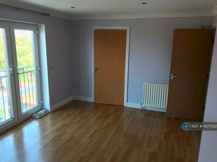 2 Bedroom Flat To Rent In Chantry Court, Morley, Leeds, LS27
