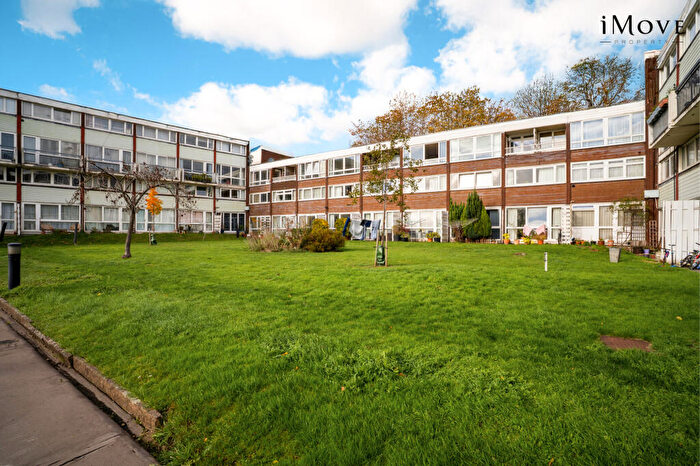 1 Bedroom Flat For Sale In Sylvan Road, London, SE19