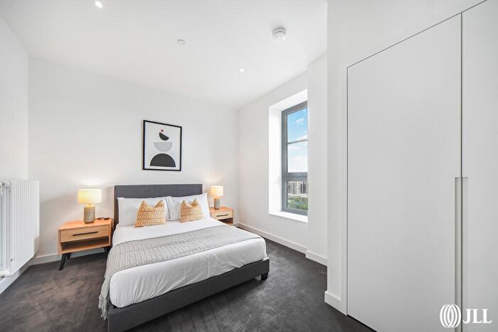 2 Bedroom Apartment To Rent In Douglass Tower, Good Luck Hope, E14