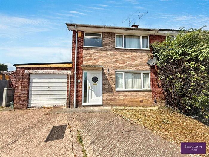 3 Bedroom Semi-Detached House For Sale In Saffron Road, Tickhill, Doncaster, DN11