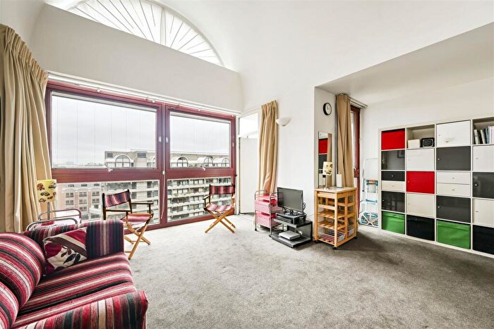 Apartment For Sale In Bryer Court, Barbican, London, EC2Y - Photo 2