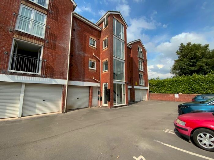 2 Bedroom Flat To Rent In Grantham Court, Stockport Road, Denton, Manchester, M34