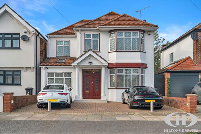 4 Bedroom Detached House For Sale In Shaftesbury Avenue, Southall, UB2