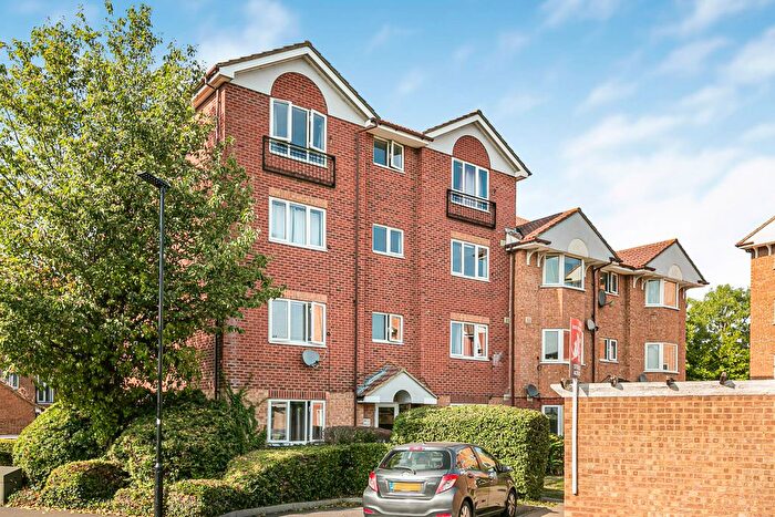 1 Bedroom Flat For Sale In Varsity Drive, Twickenham, TW1