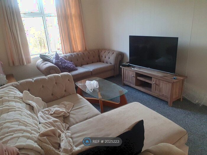 3 Bedroom Semi-Detached House To Rent In Rotherham, Rotherham, S60