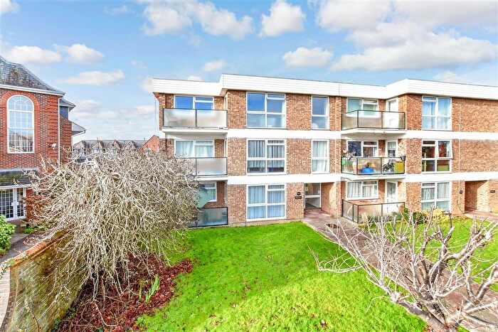 2 Bedroom Flat For Sale In St. Flora's Road, Littlehampton, West Sussex, BN17