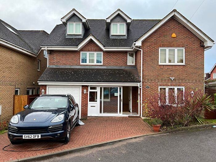 3 Bedroom Detached House To Rent In Friern Close, Cheshunt, EN7