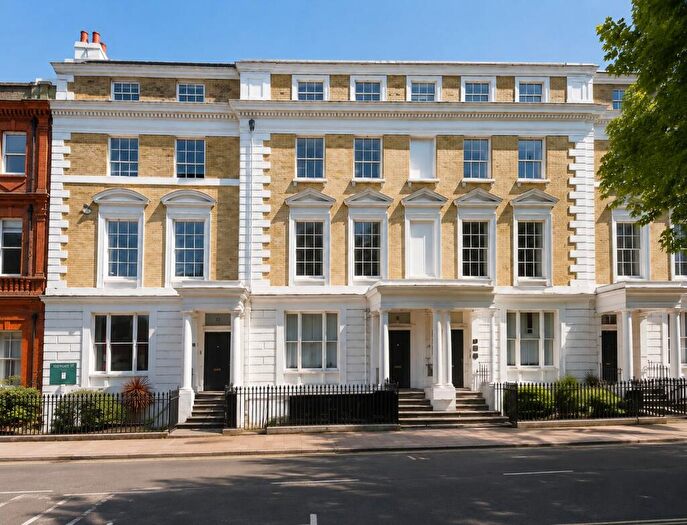 2 Bedroom Apartment To Rent In Middle Floor Flat, Southgate Street, Furnished, SO23