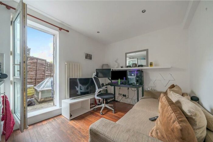 1 Bedroom Flat To Rent In Lendal Terrace, Clapham Uu, London, SW4