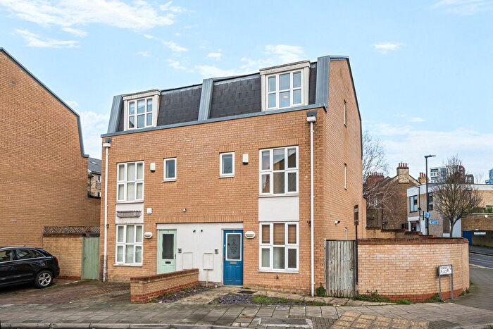 3 Bedroom Semi Detached House For Sale In Franklin Place, London, SE13