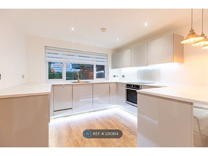 1 Bedroom Flat To Rent In Everest Road, High Wycombe, HP13