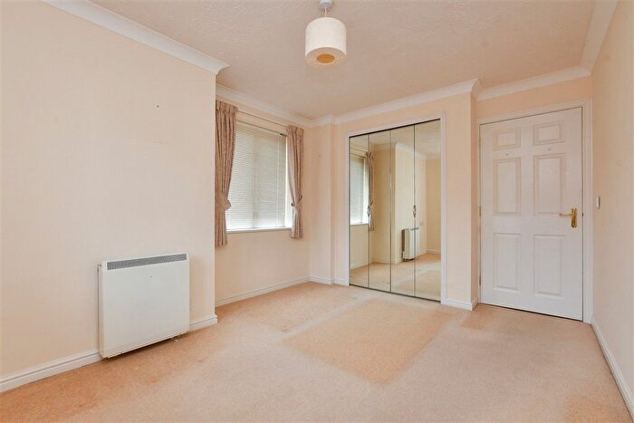 2 Bedroom Flat For Sale In Queen Street, Ramsgate, Kent, CT11