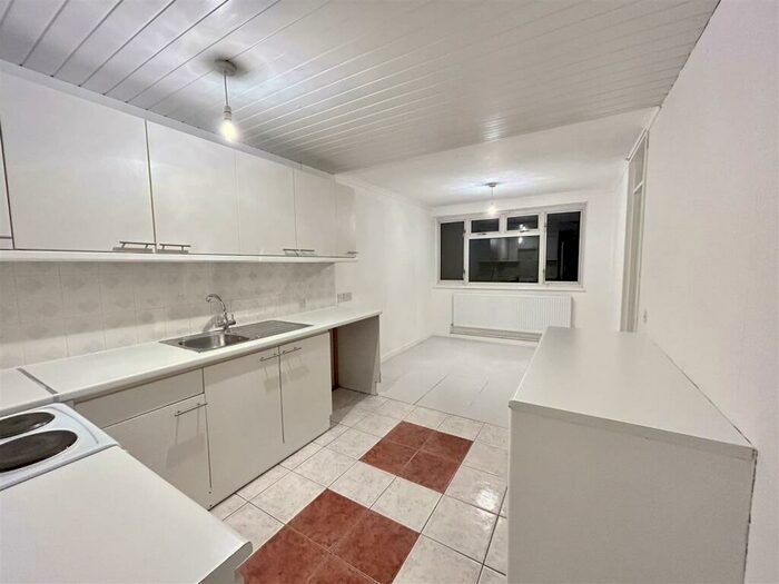 2 Bedroom Flat To Rent In Barn Mead, Harlow, CM18
