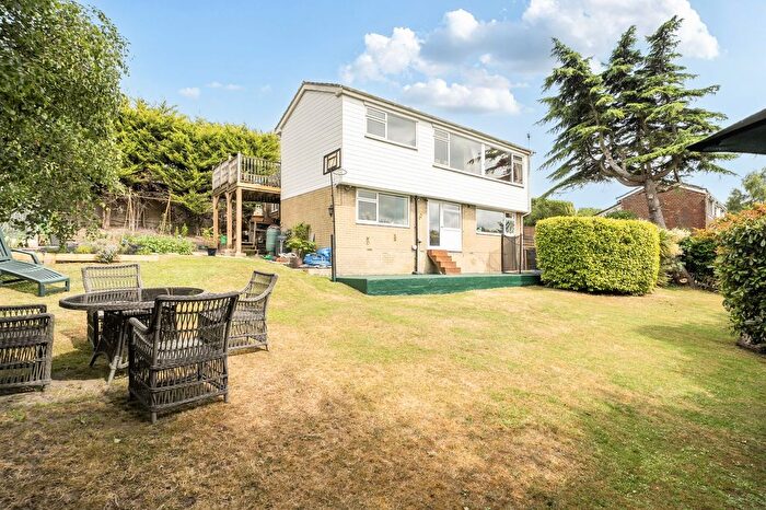 4 Bedroom Detached House For Sale In Chantry Close, Storrington, RH20