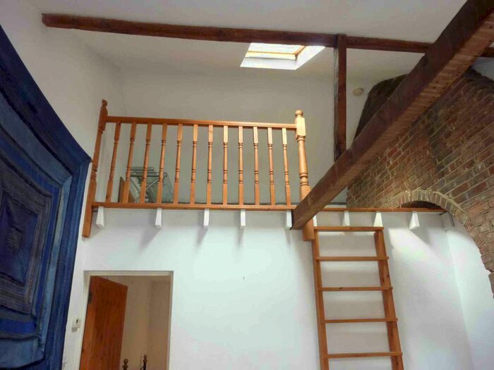 1 Bedroom Flat To Rent In Chalk Hill, Watford WD19