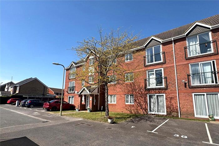 1 Bedroom Flat For Sale In Corfe Way, Farnborough, Hampshire, GU14
