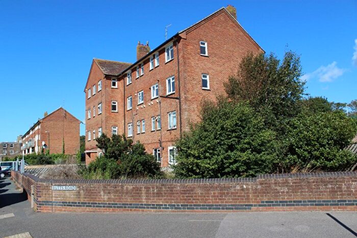3 Bedroom Flat For Sale In Butts Road, BN42