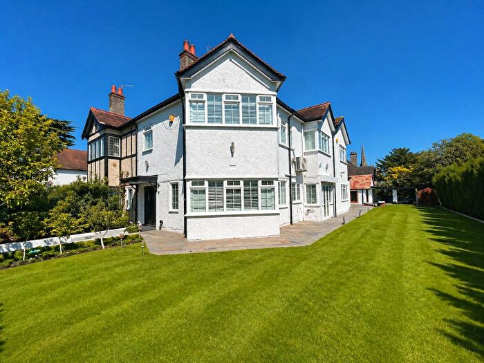 5 Bedroom Semi-Detached House For Sale In Thornbury Road, Isleworth, Greater London, TW7