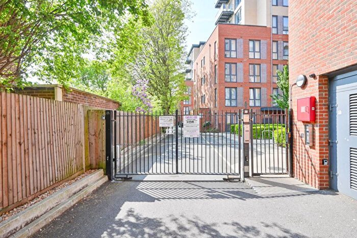 1 Bedroom Flat To Rent In Leighfield Court, Acton, London, W3