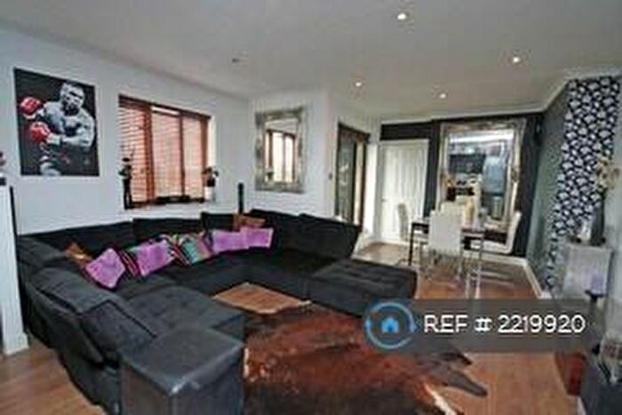 1 Bedroom Flat To Rent In Central Kingston - Caversham House, Kingston, KT1